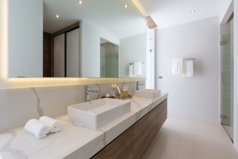 BCFB7B48-AEDA-46CC-9490-275F943B1E45